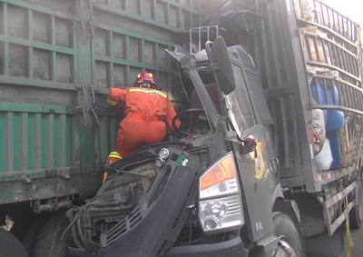 高速悲劇 夫妻養蜂車追尾半掛車，駕駛室被撞成連體，女子不幸身亡